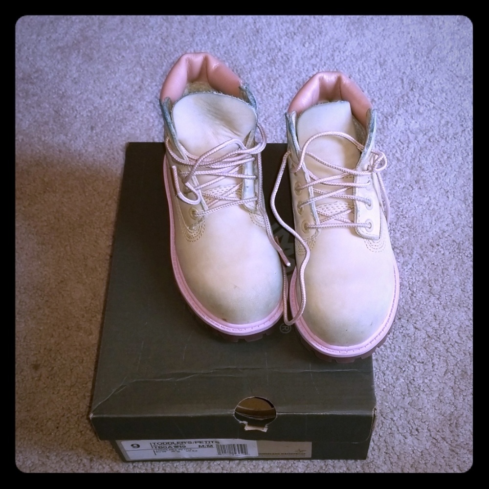 Toddler sz 9 Timberland boots. Shows wear